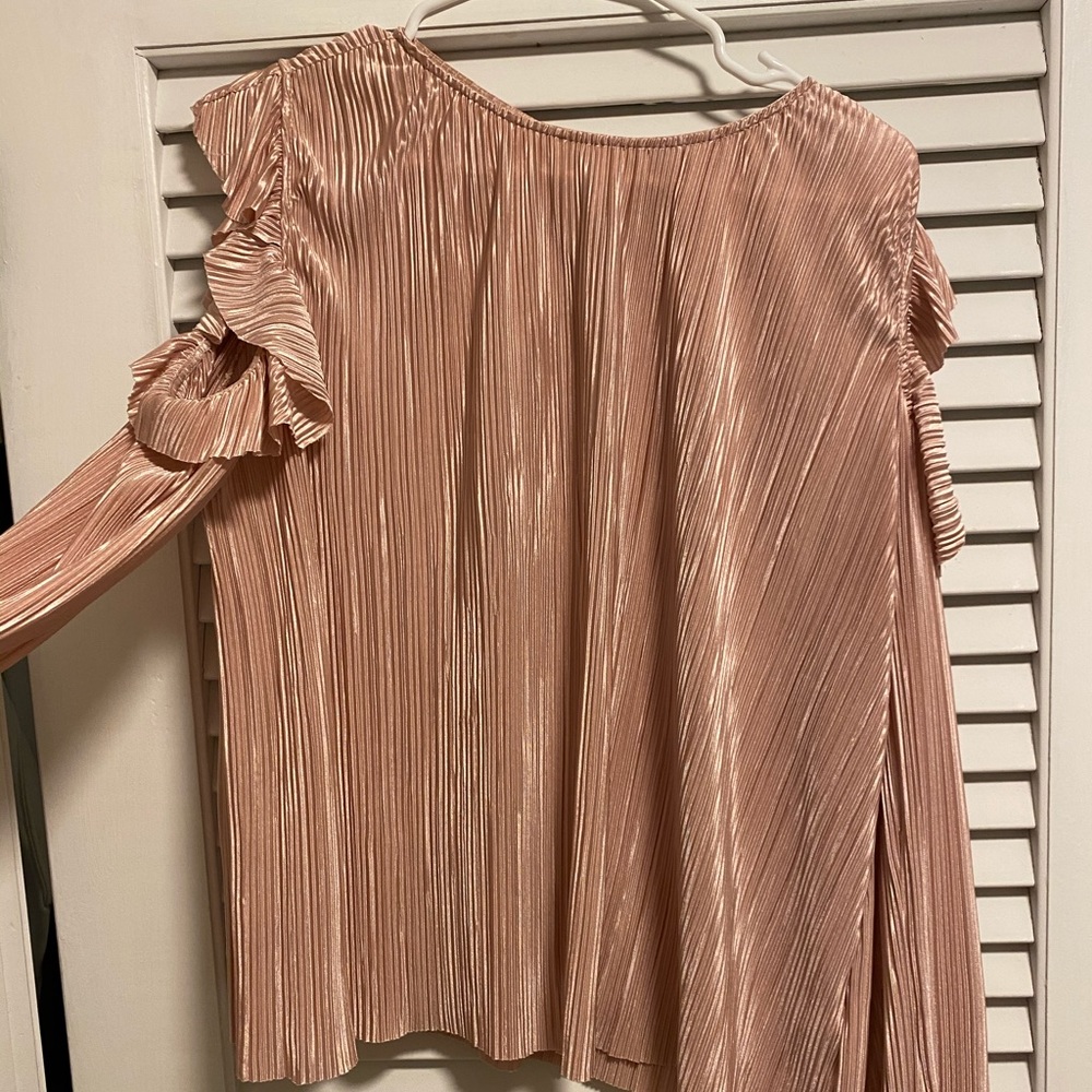 Blush blouse with open shoulders